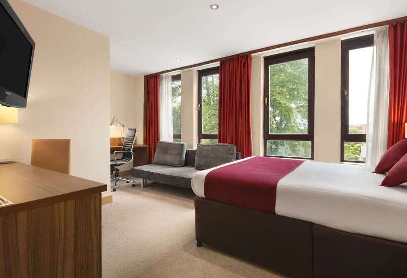 בית מלון כפרי Ramada By Wyndham Hounslow  Heathrow East