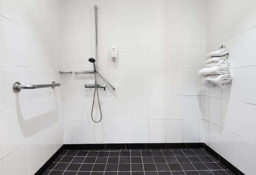 בית מלון כפרי Ramada By Wyndham Hounslow  Heathrow East