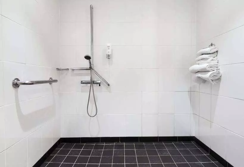 Hotel Ramada By Wyndham Hounslow  Heathrow East