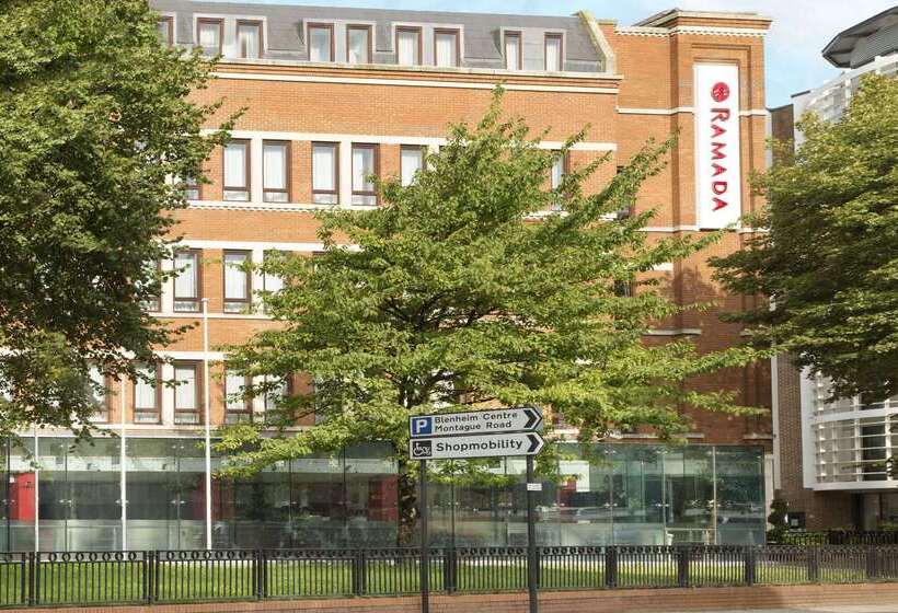 בית מלון כפרי Ramada By Wyndham Hounslow  Heathrow East