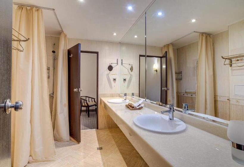 בית מלון כפרי Bansko Spa & Holidays   Free Parking