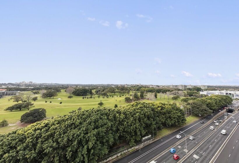 בית מלון כפרי Meriton Suites Waterloo