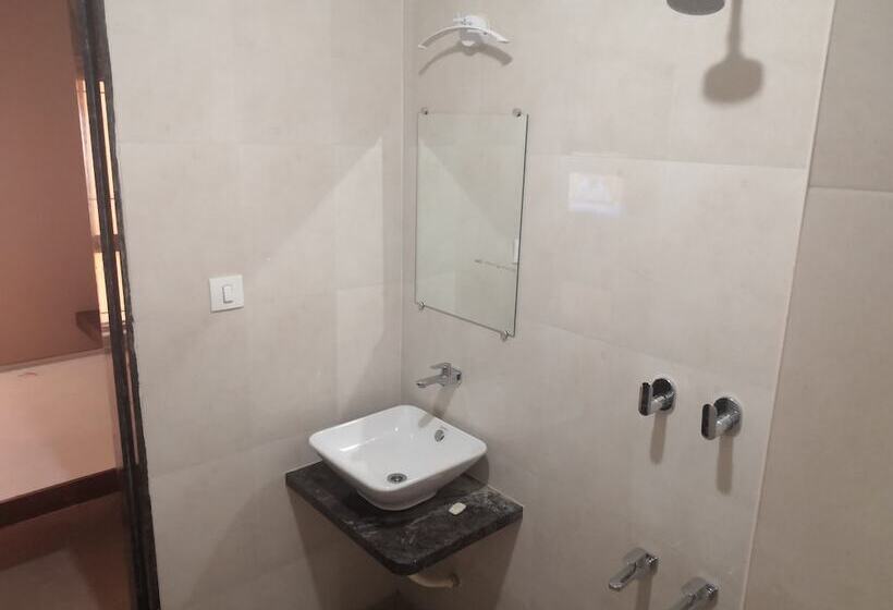 هتل Royal Regency Lodge