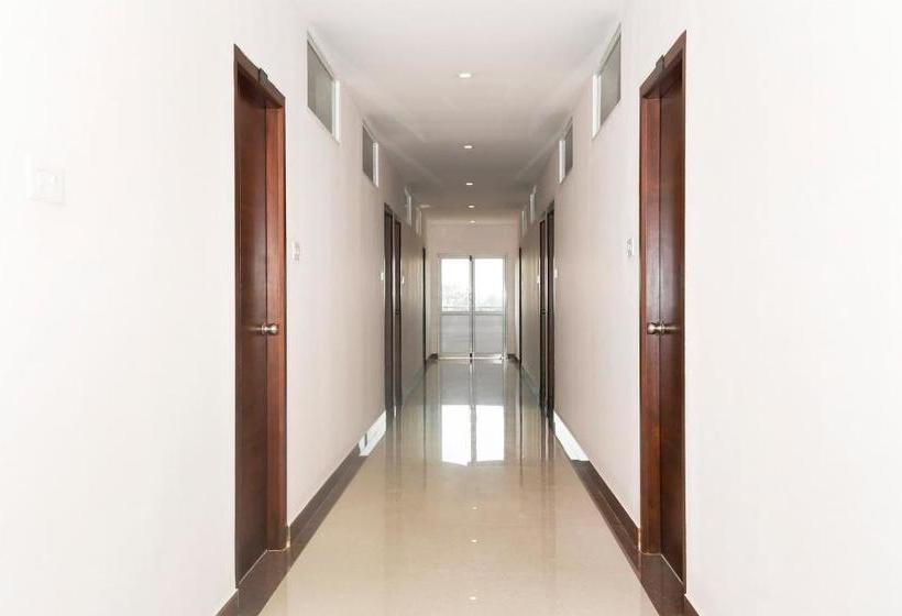 Отель Oyo 24285 Royal Plaza