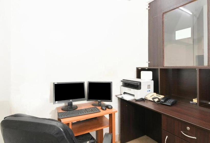 Отель Oyo 24285 Royal Plaza