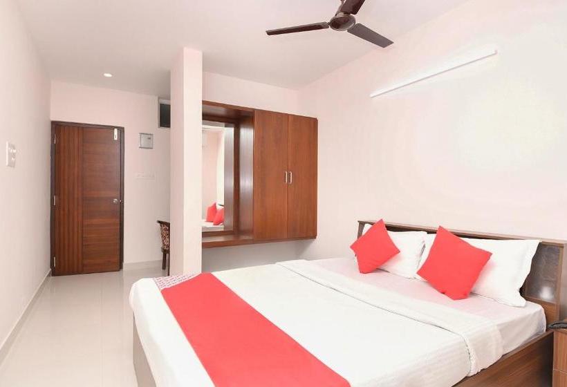 Отель Oyo 24285 Royal Plaza