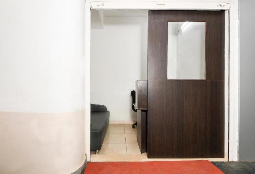 Отель Oyo 24285 Royal Plaza