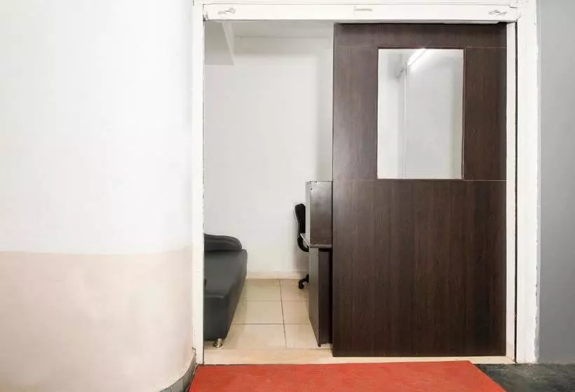 Hotelli Oyo 24285 Royal Plaza