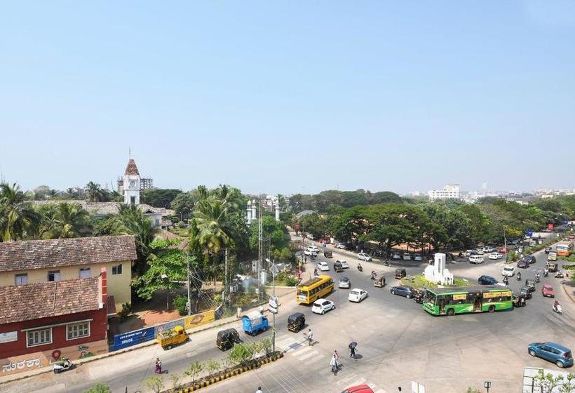 Отель Oyo 24285 Royal Plaza