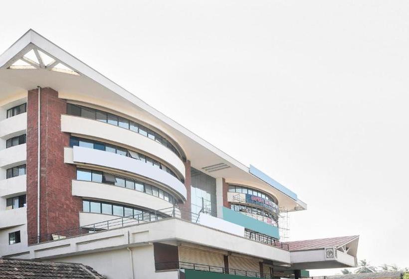 Отель Oyo 24285 Royal Plaza