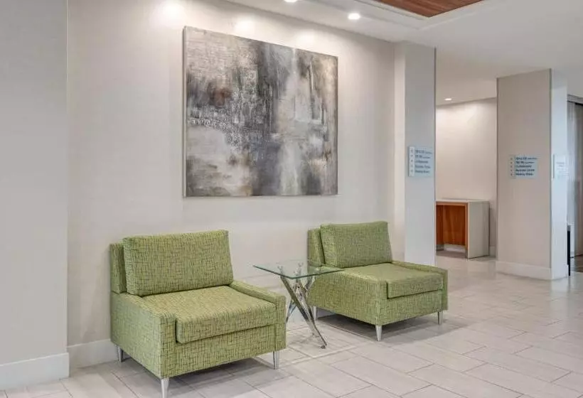 Holiday Inn Express Hotel & Suites Ottawa Airport, An Ihg