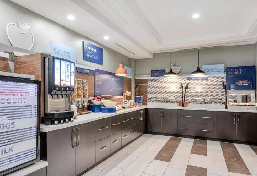 Holiday Inn Express Hotel & Suites Ottawa Airport, An Ihg