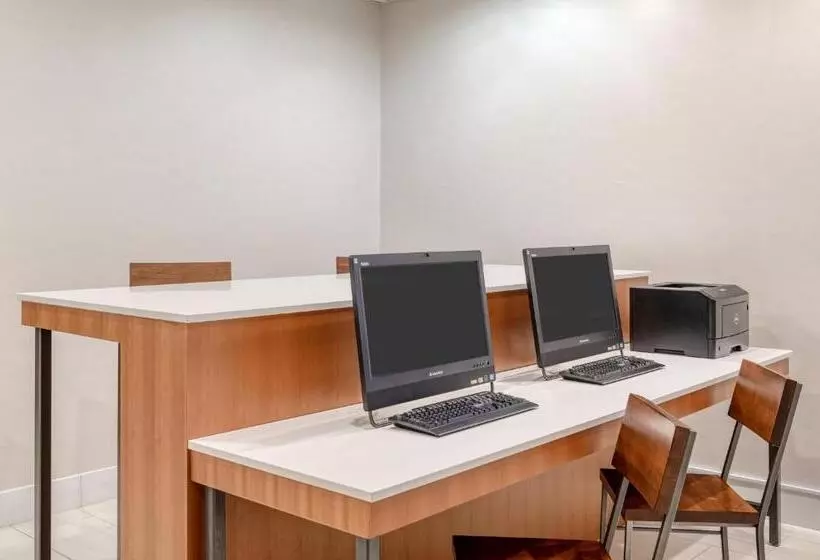 Holiday Inn Express Hotel & Suites Ottawa Airport, An Ihg