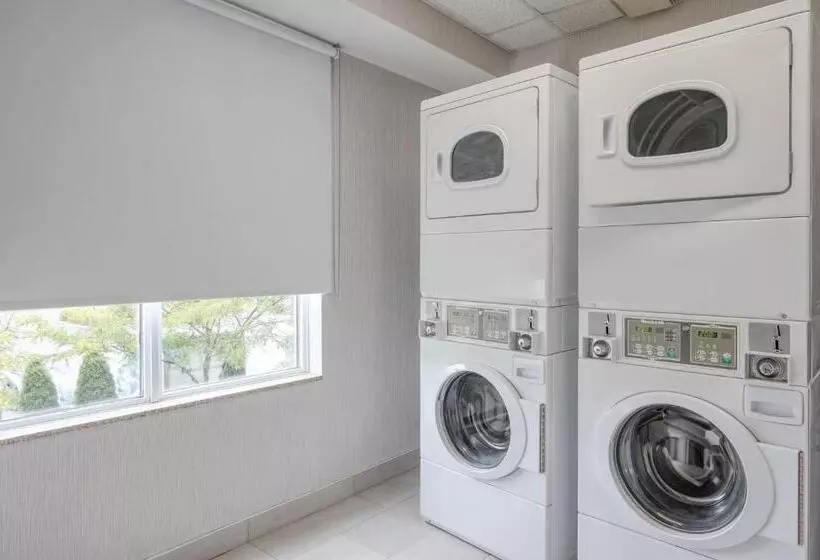 Holiday Inn Express Hotel & Suites Ottawa Airport, An Ihg