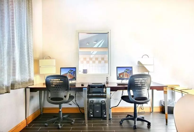 Отель Comfort Suites Boise West Meridian