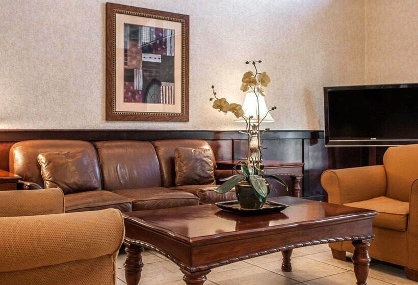 Отель Comfort Suites East Brunswick South River