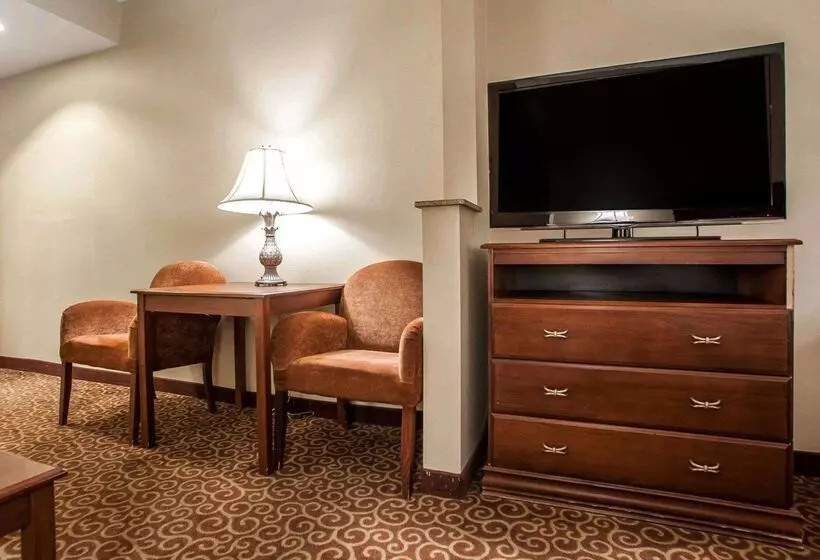 Hotelli Comfort Suites East Brunswick  South River