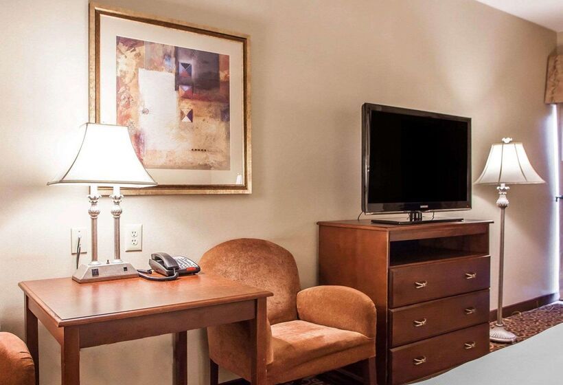 Отель Comfort Suites East Brunswick South River