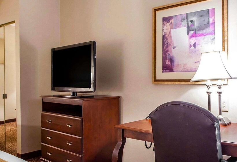 호텔 Comfort Suites East Brunswick South River