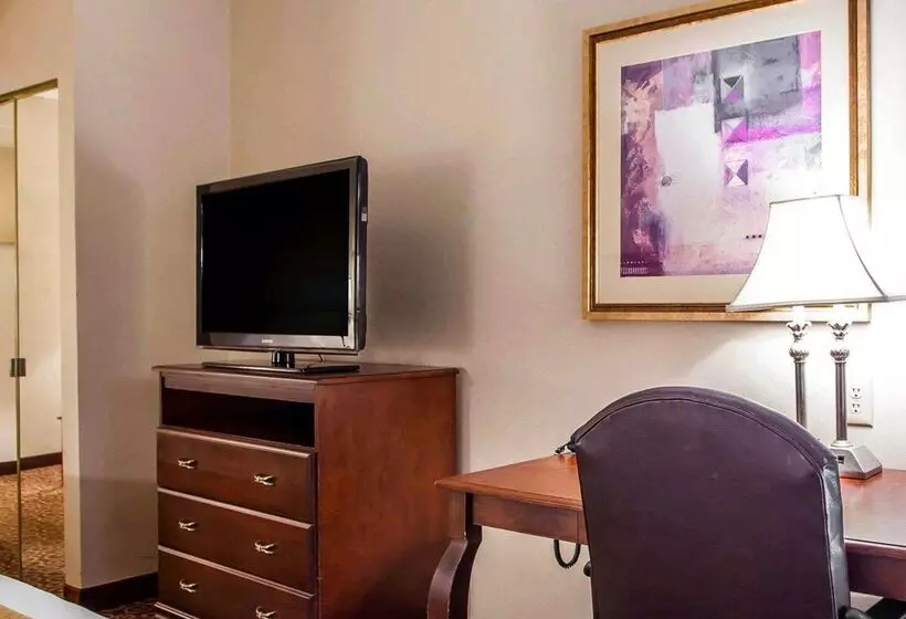 Hotelli Comfort Suites East Brunswick  South River