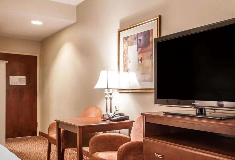 Отель Comfort Suites East Brunswick South River