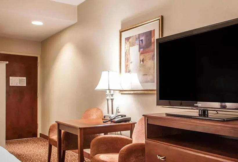 Hotelli Comfort Suites East Brunswick  South River