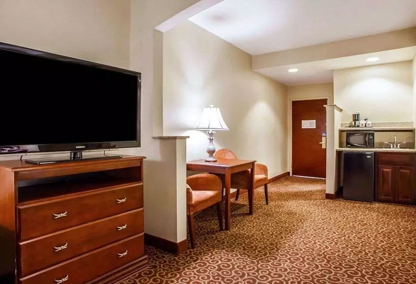 Hotelli Comfort Suites East Brunswick  South River