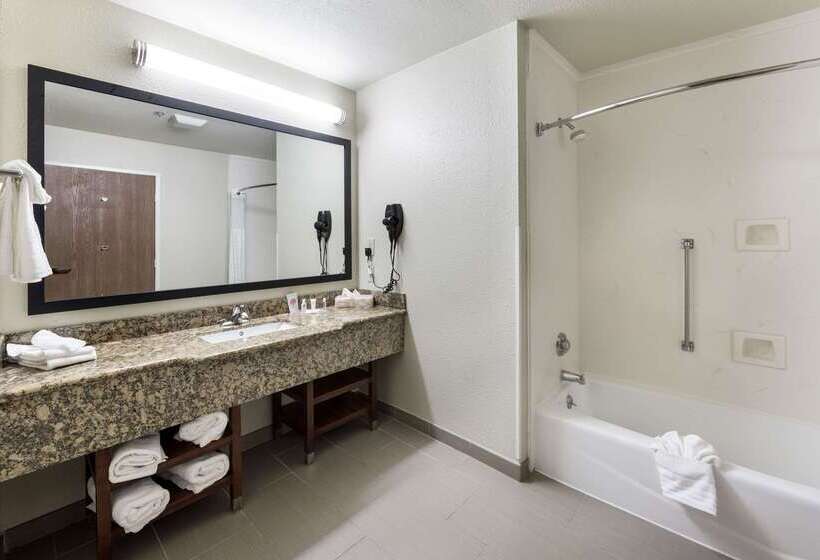 Отель Comfort Suites Monroe