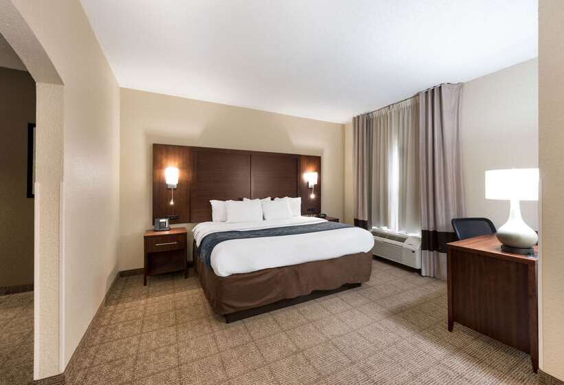 Отель Comfort Suites Monroe