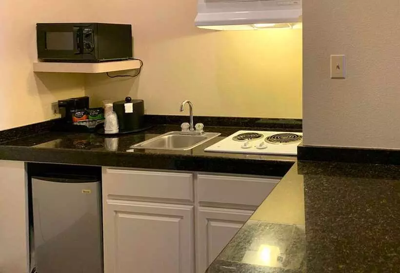 Отель Comfort Suites Texas Ave