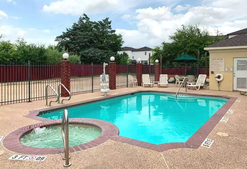 Отель Comfort Suites Texas Ave