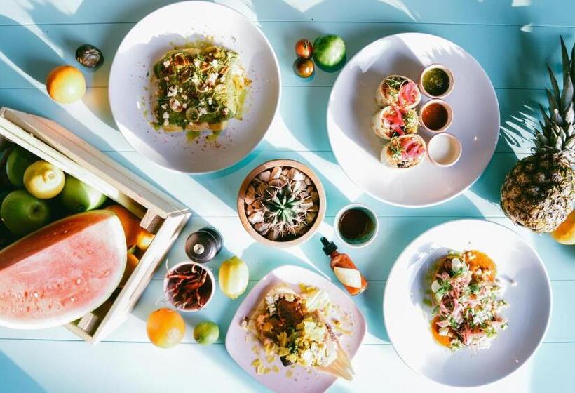 Отель Holiday Inn Express Dubai Safa Park, An Ihg