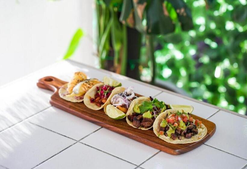 Отель Holiday Inn Express Dubai Safa Park, An Ihg