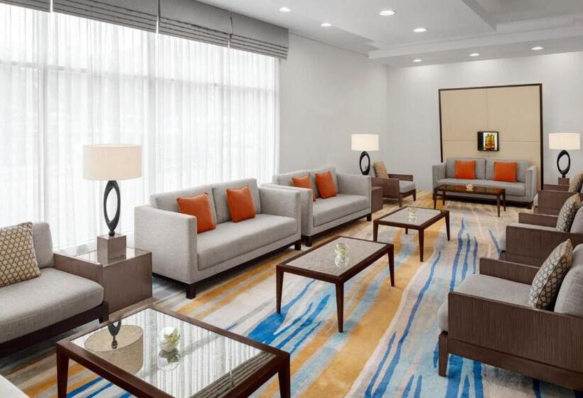 Отель Holiday Inn Express Dubai Safa Park, An Ihg