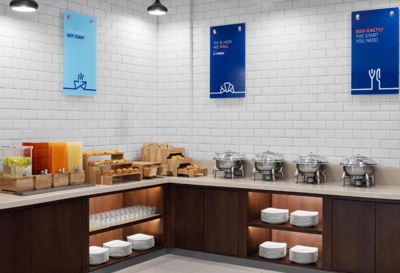 Отель Holiday Inn Express Dubai Safa Park, An Ihg