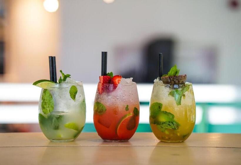 Отель Holiday Inn Express Dubai Safa Park, An Ihg