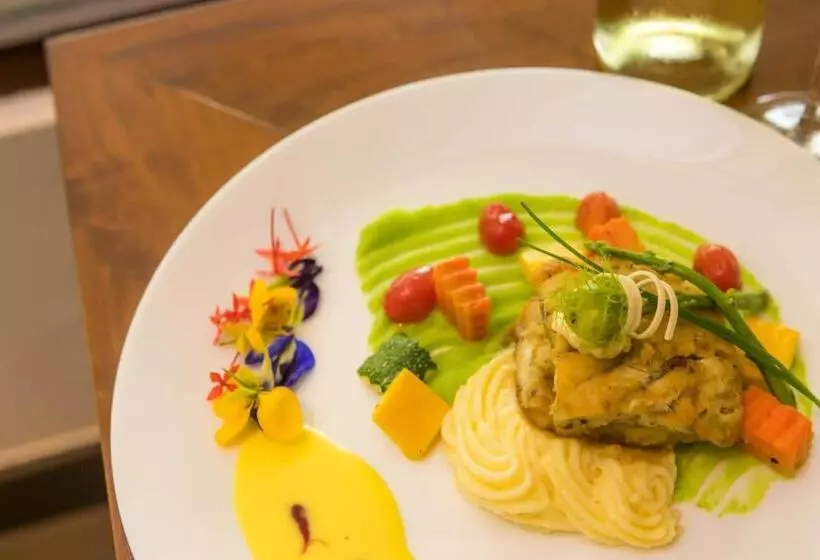 هتل The Blue Water   Bawa Heritage   City Resort