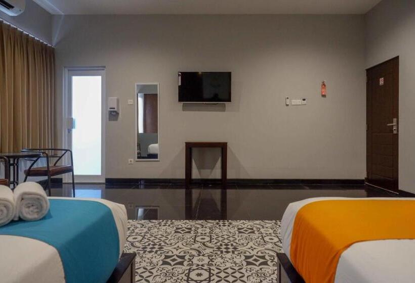 Sans Hotel Empress Simpang Lima