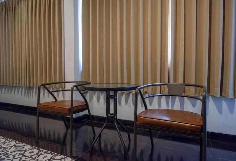 Sans Hotel Empress Simpang Lima