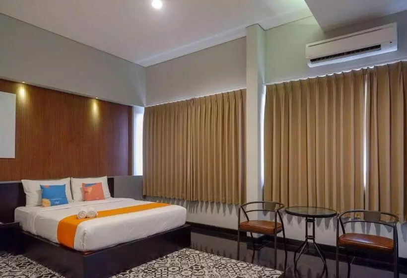 Sans Hotel Empress Simpang Lima