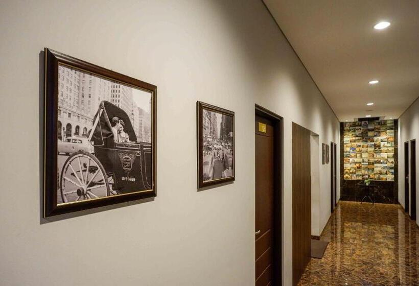 Sans Hotel Empress Simpang Lima