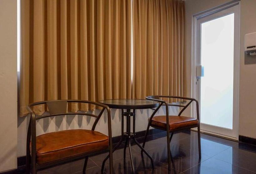 Sans Hotel Empress Simpang Lima