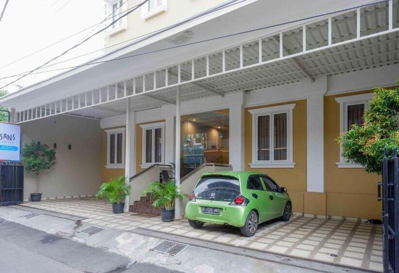 Sans Hotel Empress Simpang Lima