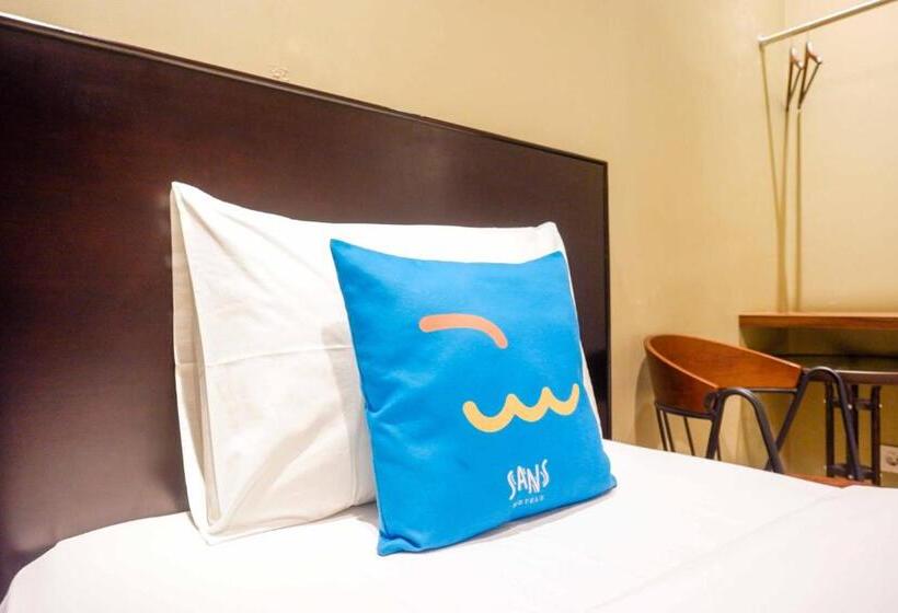 Sans Hotel Empress Simpang Lima