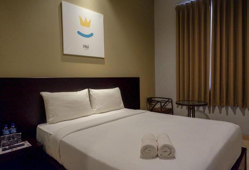 Sans Hotel Empress Simpang Lima