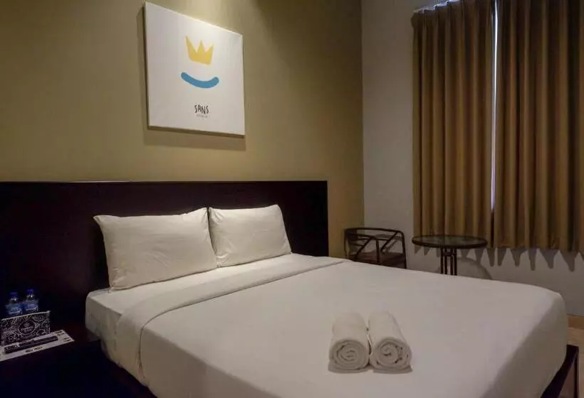 Sans Hotel Empress Simpang Lima