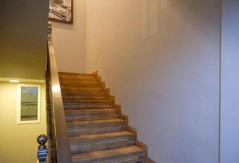 Sans Hotel Empress Simpang Lima