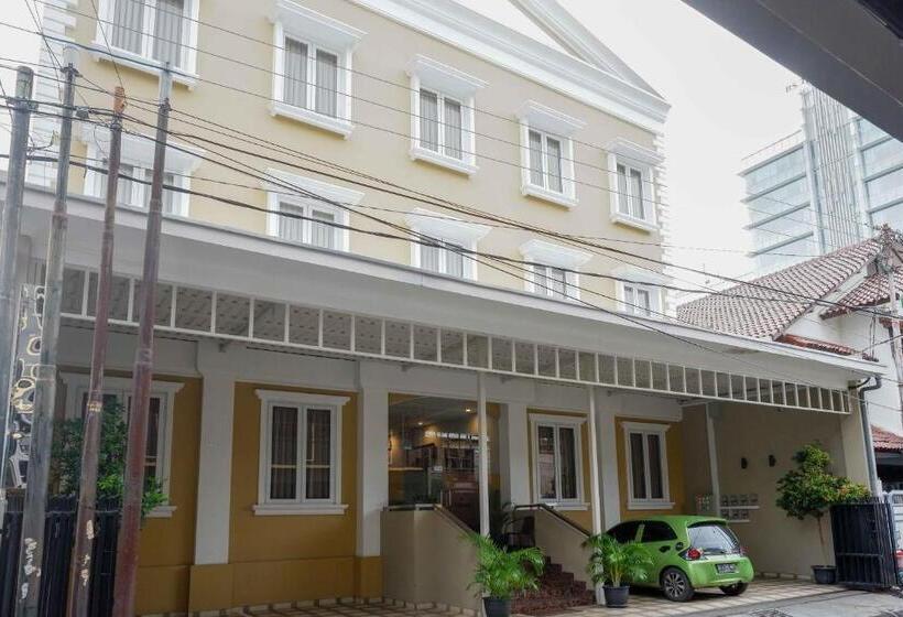 Sans Hotel Empress Simpang Lima