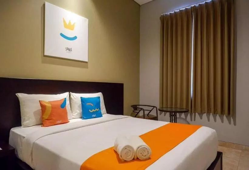 Sans Hotel Empress Simpang Lima