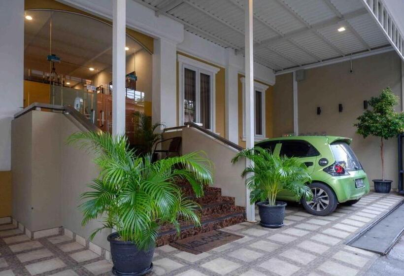 Sans Hotel Empress Simpang Lima